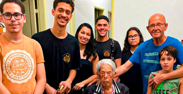 Lyra Carlos Gomes visita o morador  Sr. Ary Fiorezi de Oliveira
