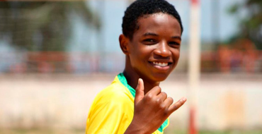 “Seleções do Futuro”  entrega kits com chuteiras e uniformes