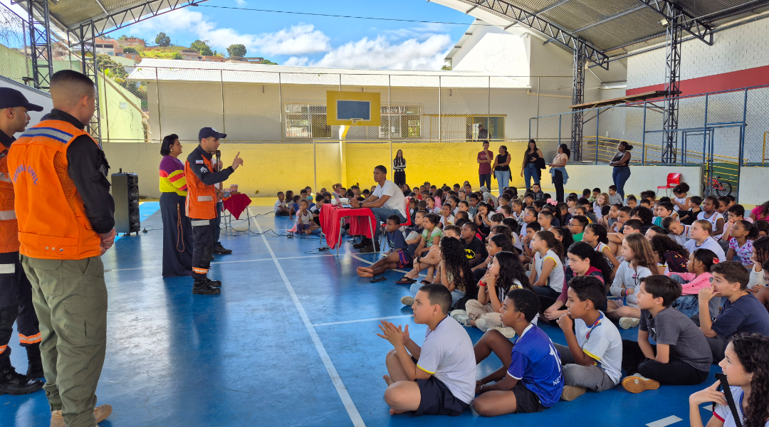 Defesa Civil nas Escolas orienta estudantes de Alegre sobre prevenção e segurança